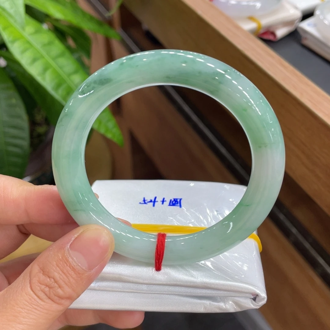 翡翠手镯未镶嵌天然翡翠