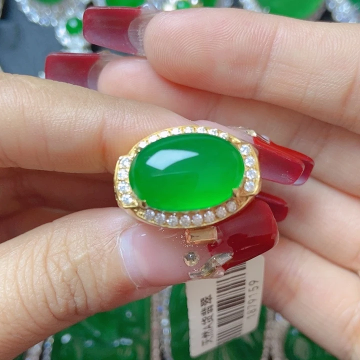 翡翠颈饰18K金镶嵌18。