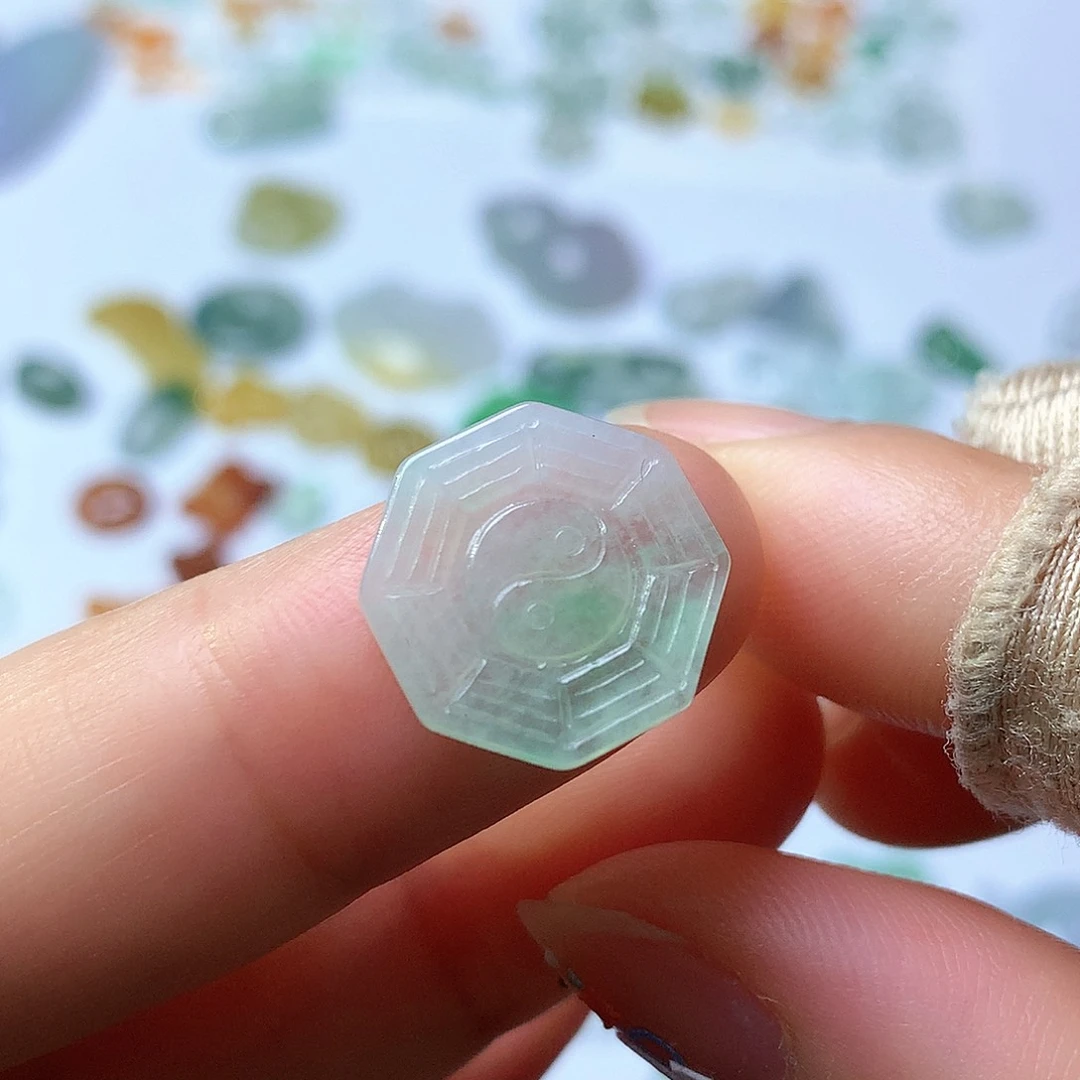 翡翠未镶嵌颈饰八卦