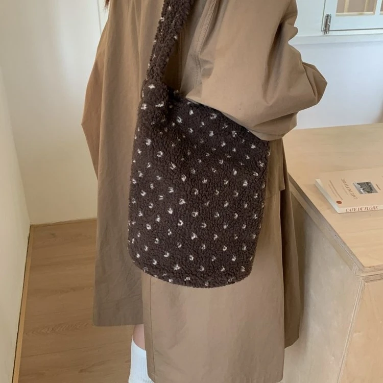 软糯波点毛绒包~2025款秋冬小众设计慵懒风单肩斜挎包