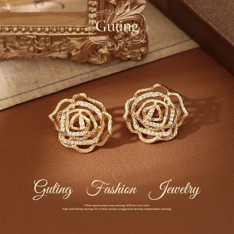 铜合金耳饰 22722金色扭纹镂空花朵耳钉女轻奢高级感耳饰秋冬耳环