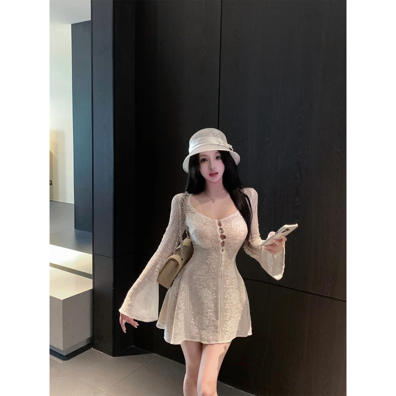 温柔风甜美气质喇叭袖A字裙子女早秋季设计感镂空蕾丝刺绣连衣裙