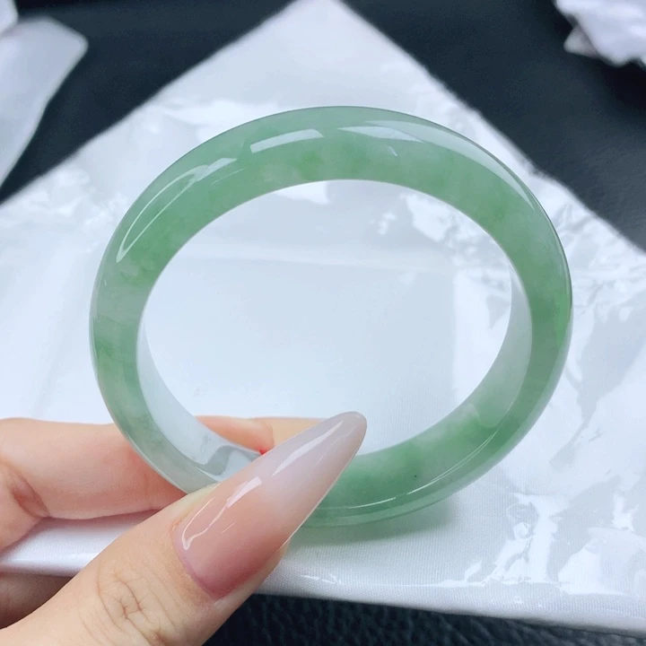 翡翠手镯未镶嵌54-55圈口