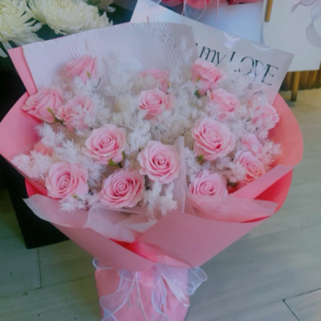 9-19枝粉玫瑰配蓬莱松花束