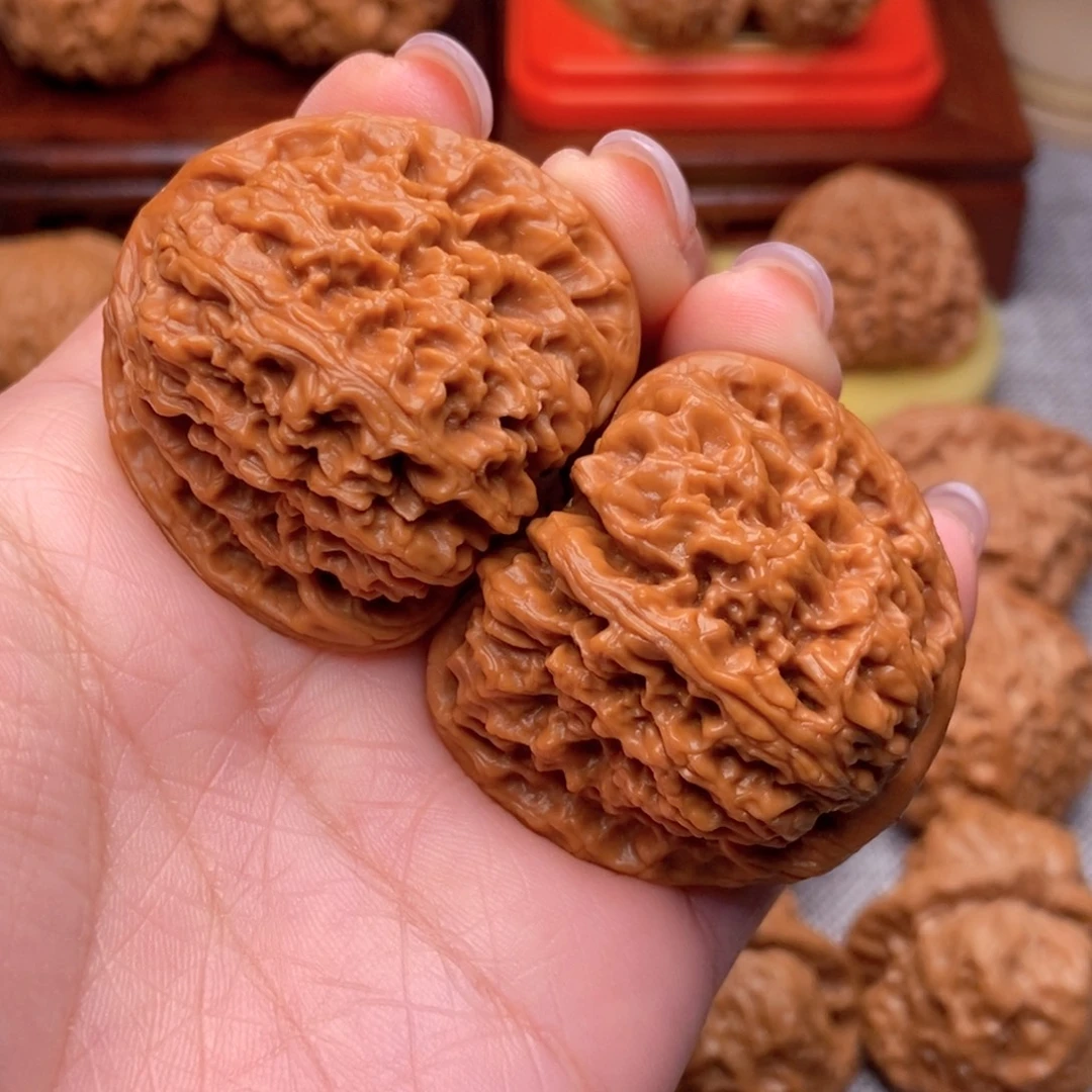 文玩核桃把件红皮三角疆43