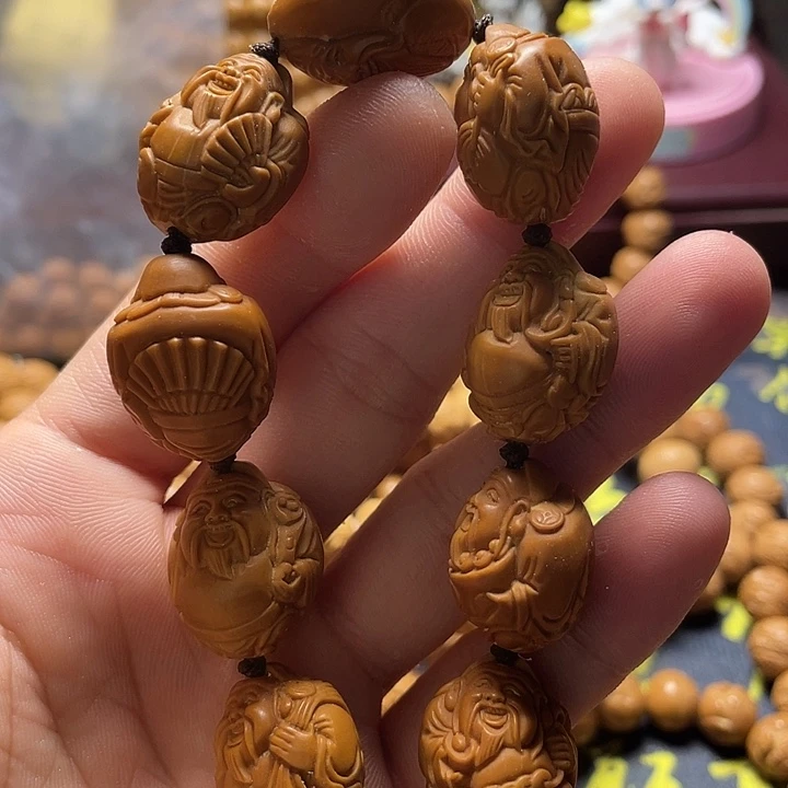 橄榄核雕刻瑕疵财神