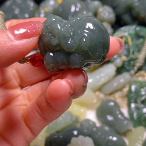 颈饰未镶嵌和田玉（糖玉）