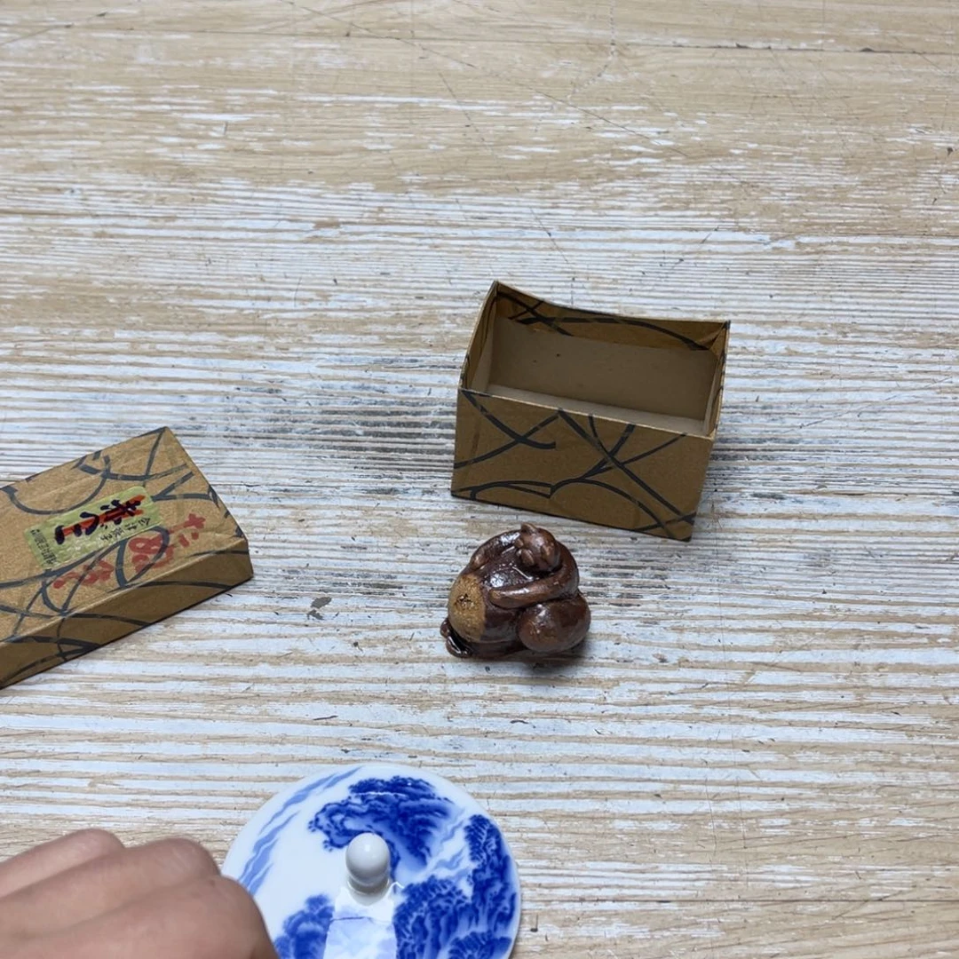 瓷片小*密密麻麻地排列着一个