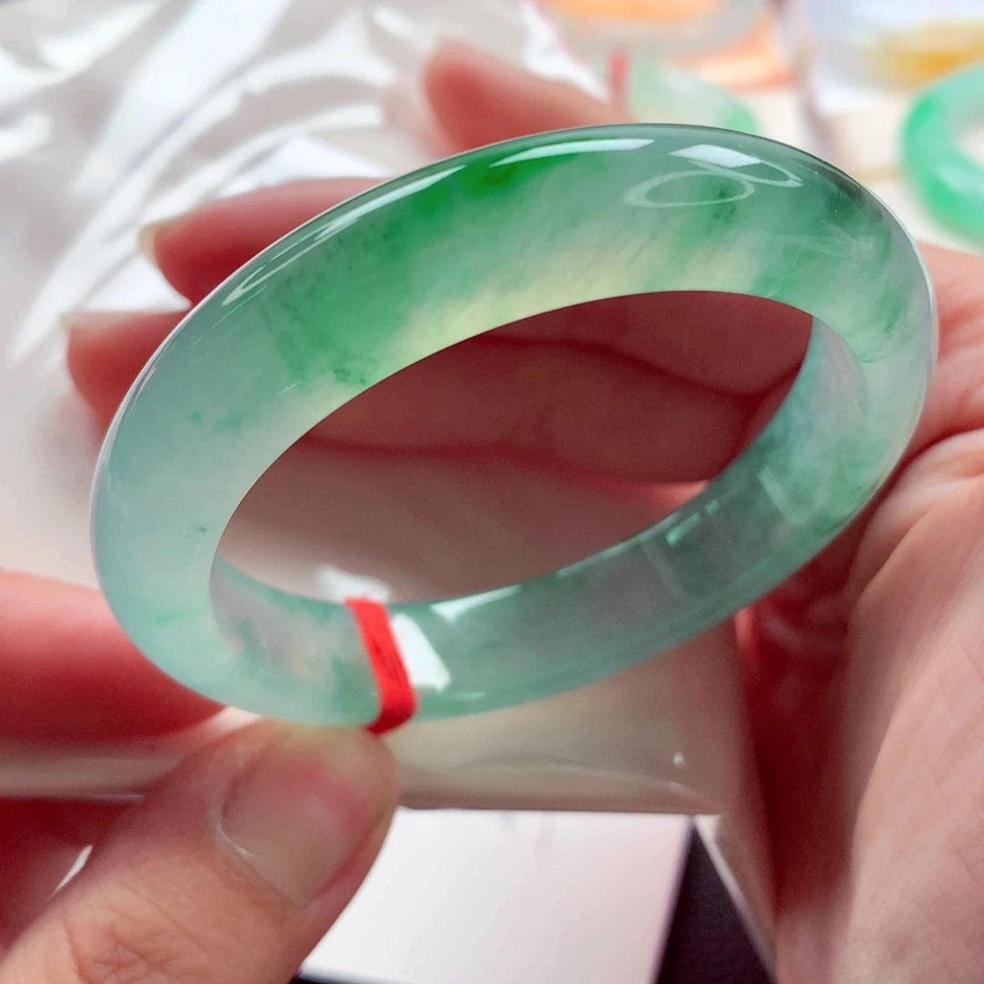 嘻***1翡翠未镶嵌手镯师妹52,3高冰起钢冰飘阳特色