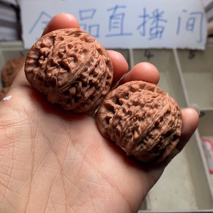 文玩核桃吊坠白狮子