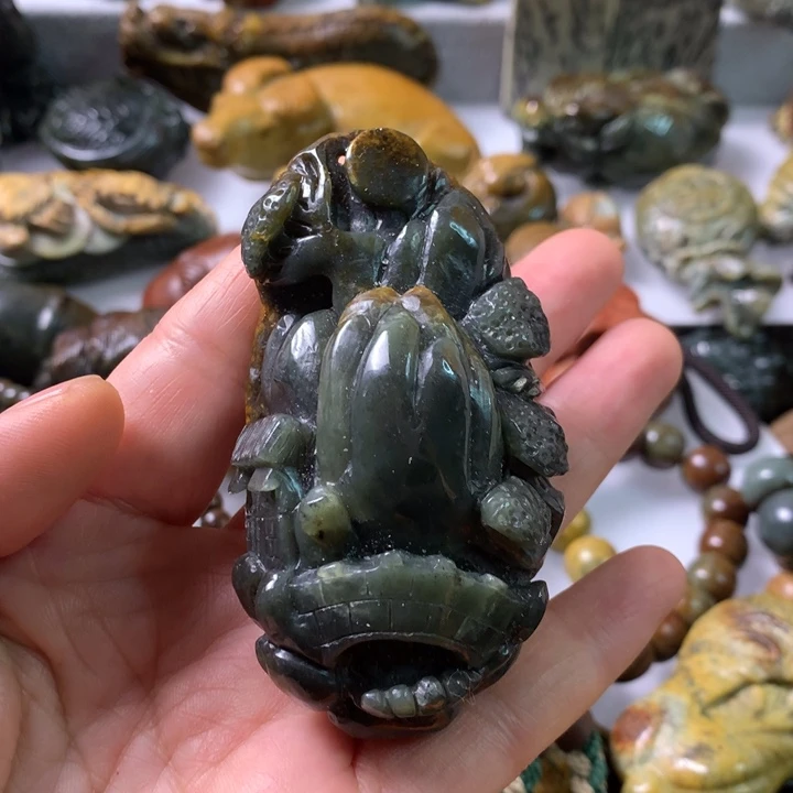 未镶嵌岫岩河磨玉（透闪石质玉）把件