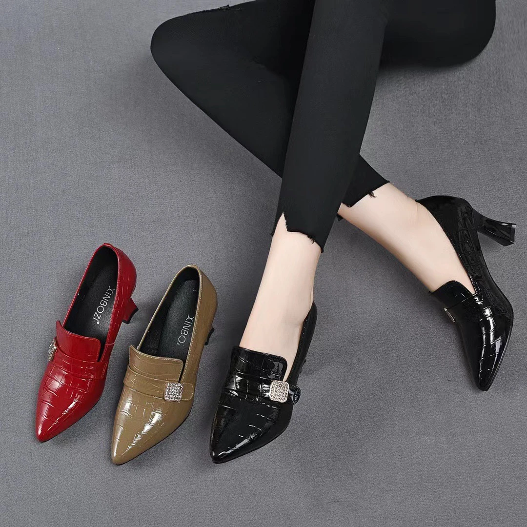 春秋通勤新款漆皮皮鞋单鞋尖头女高跟鞋工作深口春季2025真皮粗跟