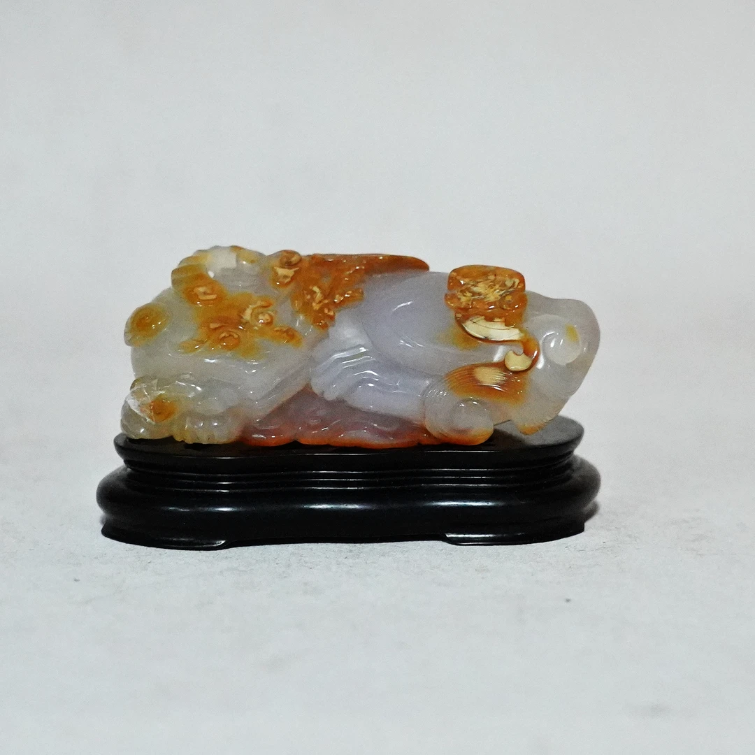文华开物拍品 16 玛瑙俏色巧雕瑞兽纸镇