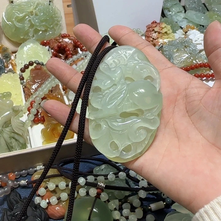 未镶嵌蛇纹石玉吊坠