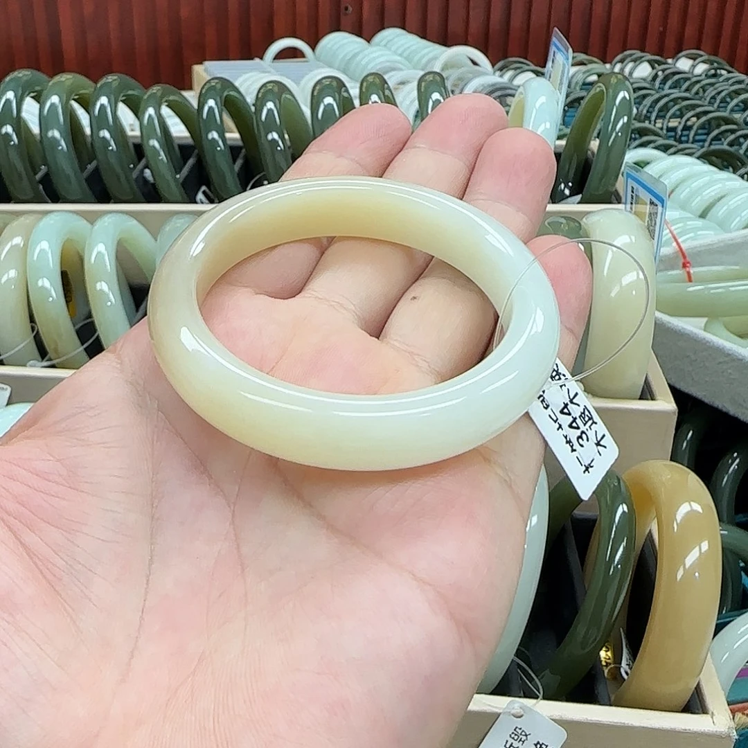 风***子和田玉（糖玉）手镯未镶嵌