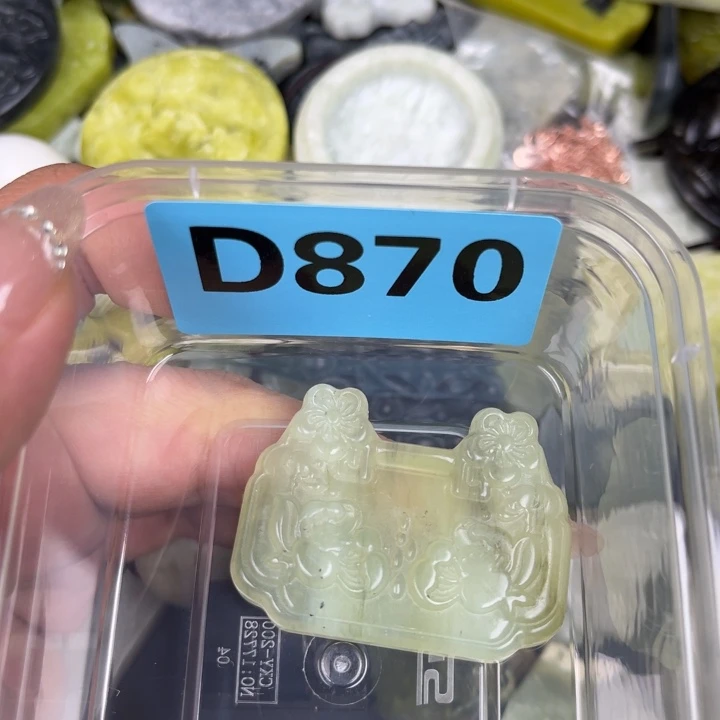 蛇纹石玉足银镀金镶嵌颈饰