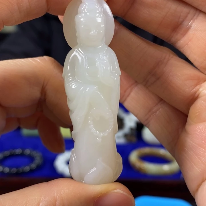 成***成和田玉未镶嵌颈饰