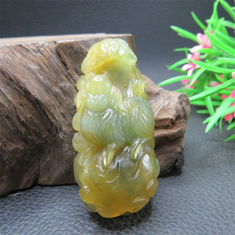 花玉俏色生肖狗挂件岫玉吊坠男女款手工雕刻旺旺来财产地直销