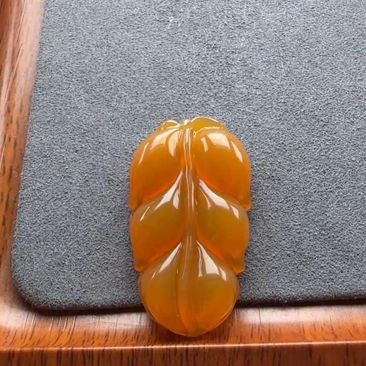 颈饰未镶嵌石英质玉（缅黄）