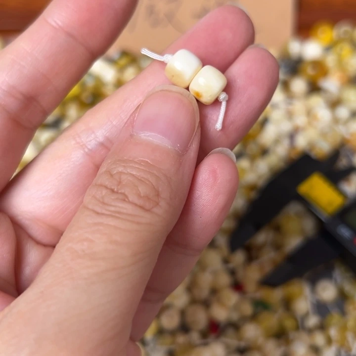 蜜蜡未镶嵌裸石7.4mm一对