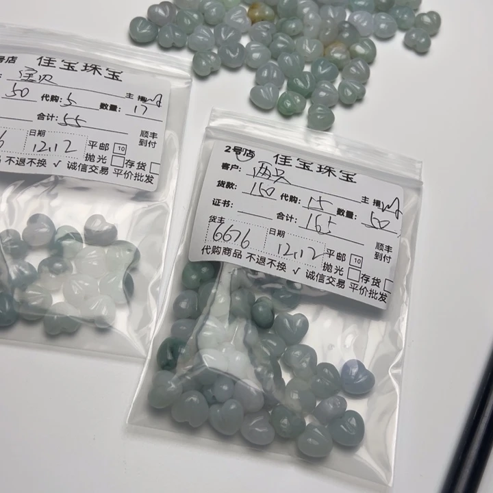 两***蝶翡翠未镶嵌颈饰屁桃