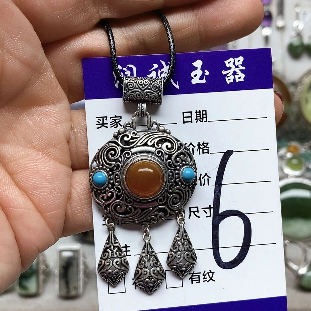 天***故蛇纹石玉未镶嵌吊坠