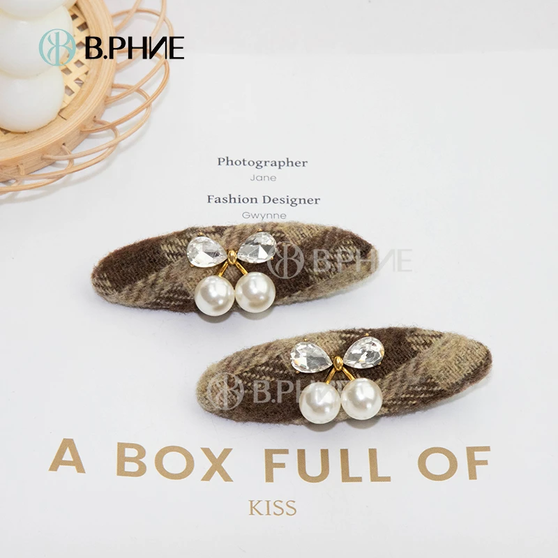 B.【贝菲】棕黄格纹领结珠珠水滴满钻韩版压夹