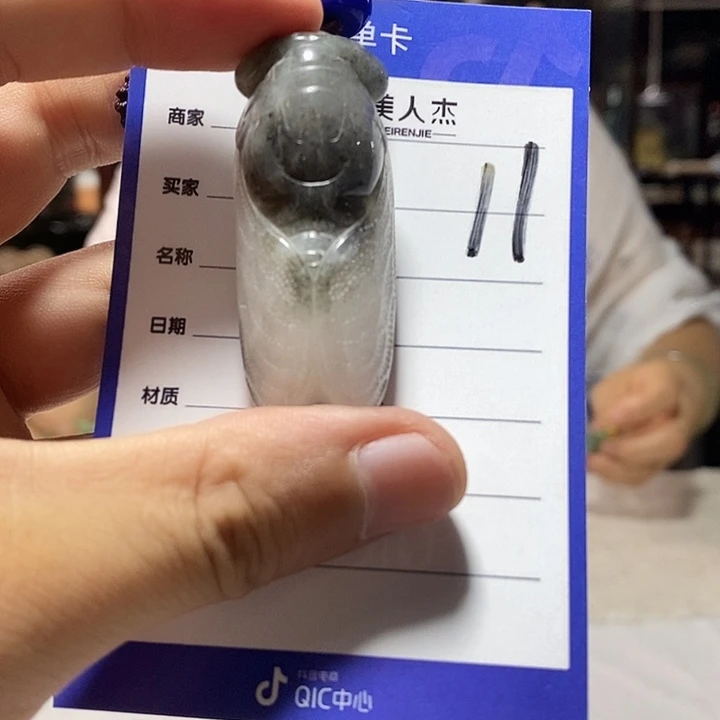 此***生颈饰未镶嵌密玉（石英质玉）