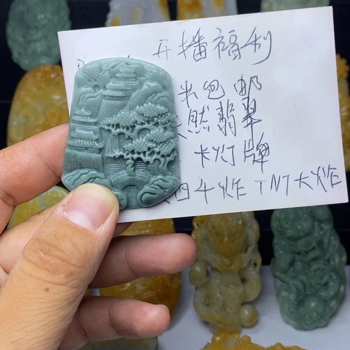 翡翠未镶嵌颈饰?**生翡翠