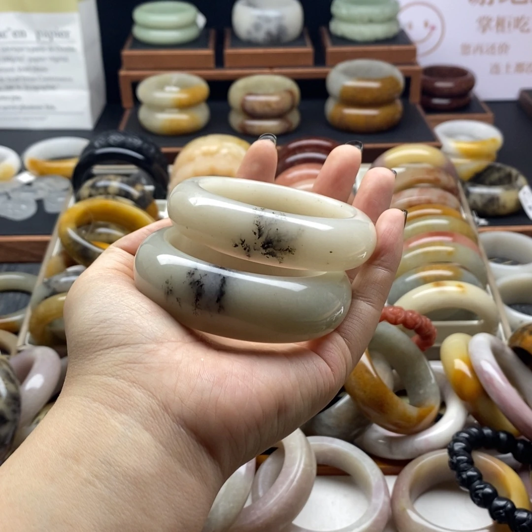 白***彤石英质玉未镶嵌手镯