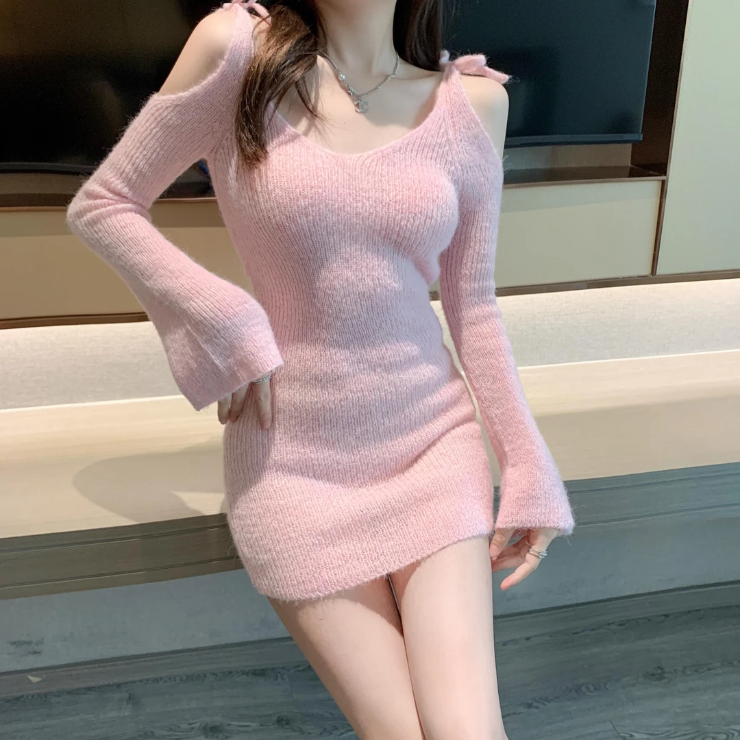 秋冬高级感领露肩粉色针织连衣裙女纯欲甜辣妹性感包臀打底裙子