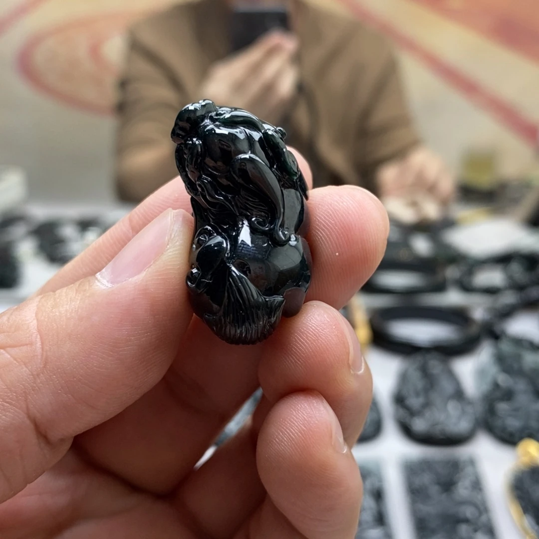 翡翠未镶嵌颈饰貔貅