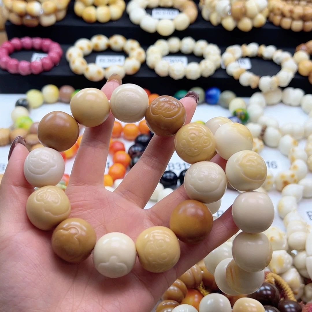 吊坠白玉菩提小****?22-23小新全家福多宝