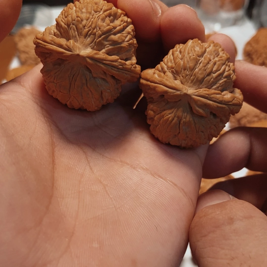 文玩核桃吊坠39全品球白。6