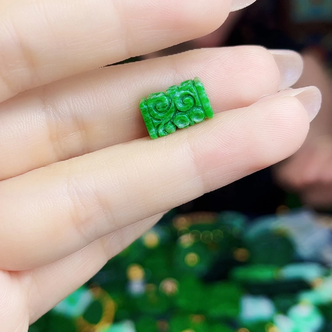 翡翠未镶嵌颈饰多样性