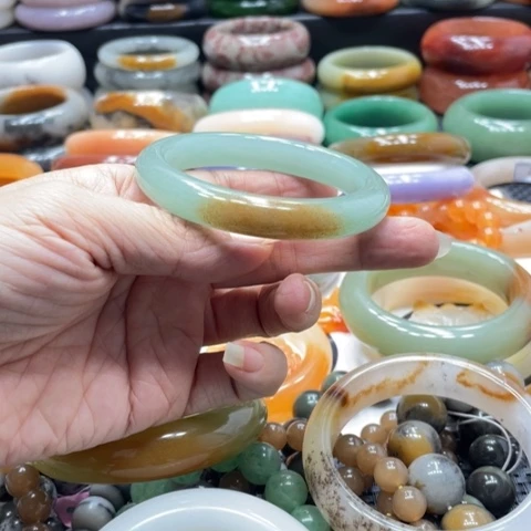 小***虾石英岩玉未镶嵌手镯