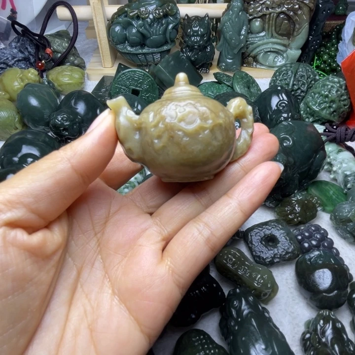 布***辣和田玉未镶嵌颈饰