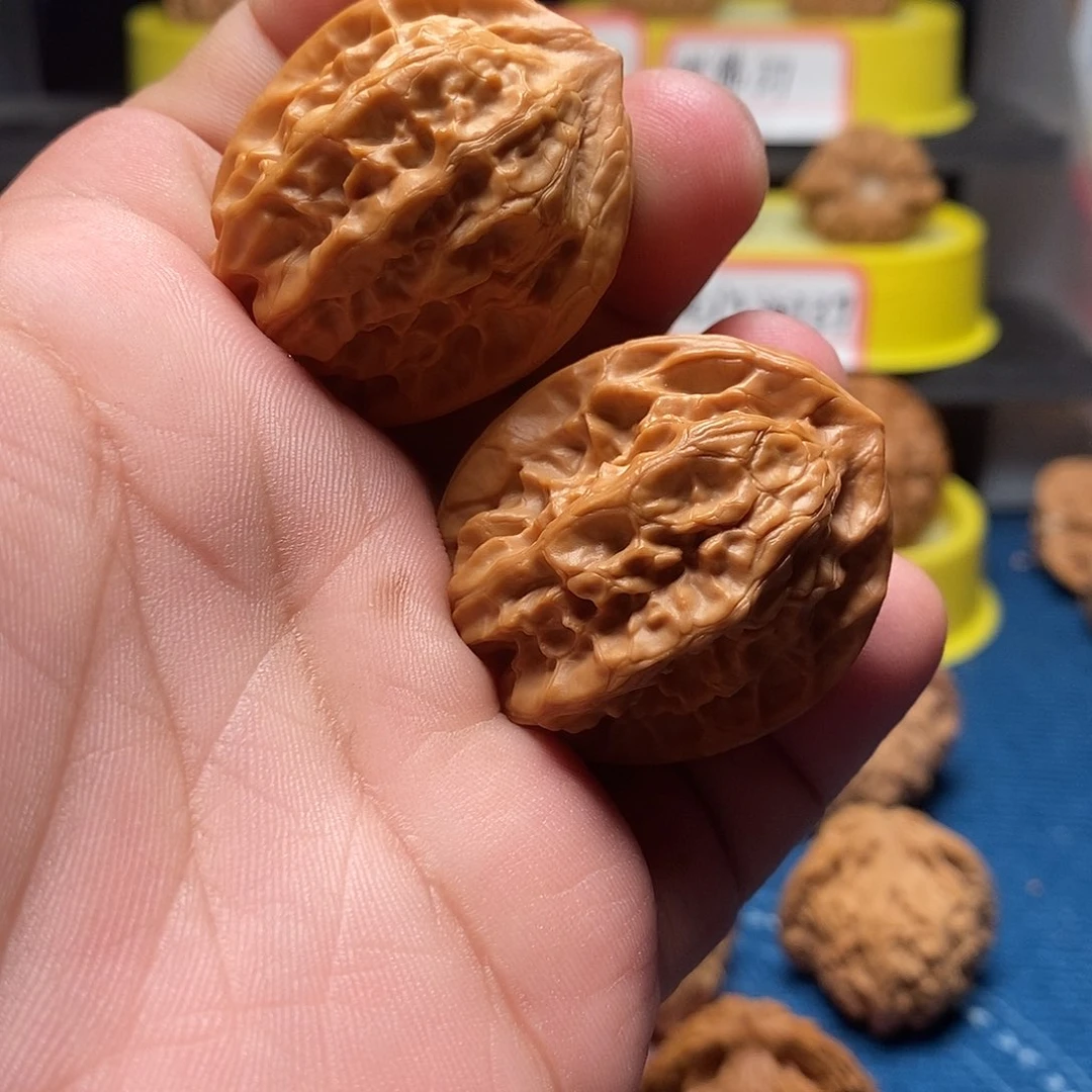 文玩核桃吊坠有修磐石
