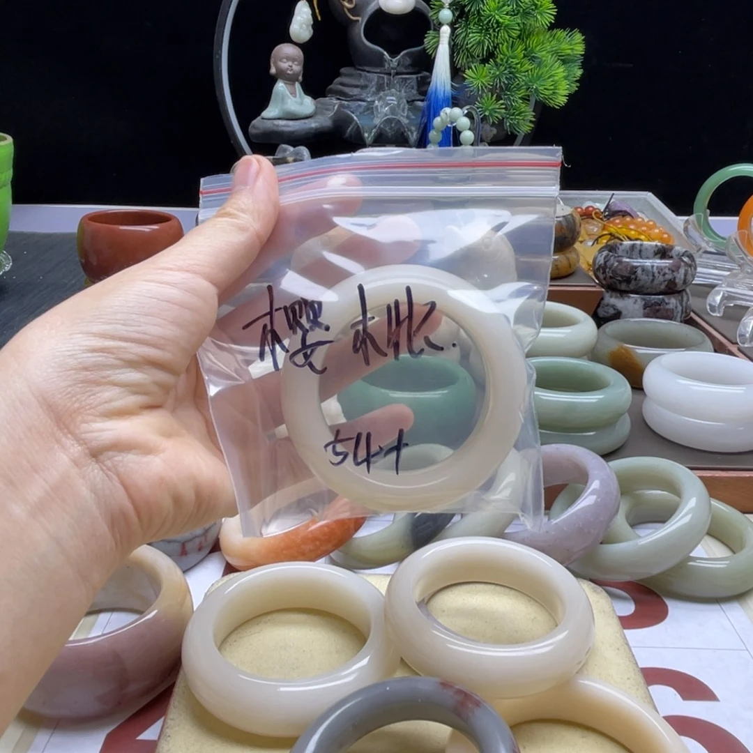 樱***桃石英质玉（佘太翠）未镶嵌手镯