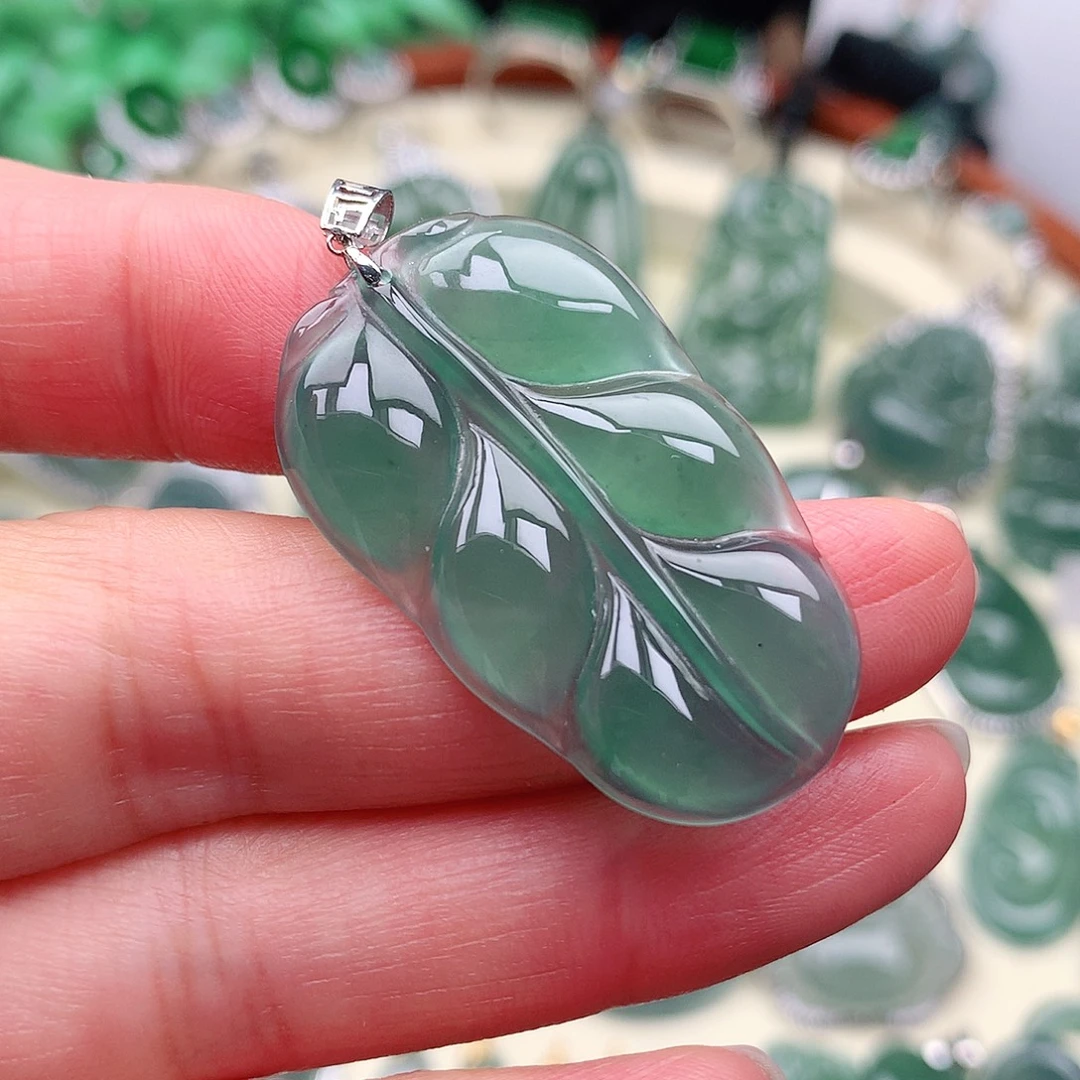 翡翠18K金镶嵌颈饰吊坠