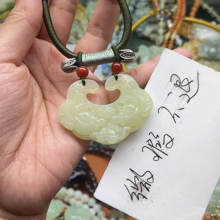 蛇纹石玉吊坠合金