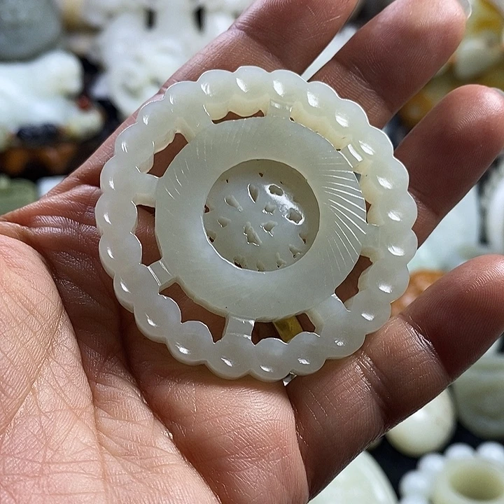 和田玉未镶嵌把件