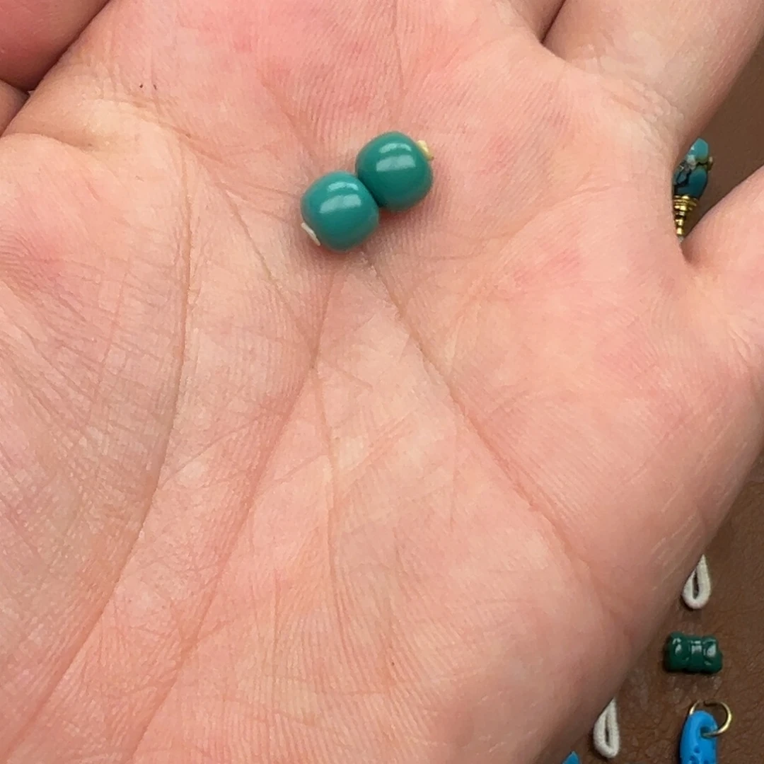 老***于绿松石未镶嵌颈饰