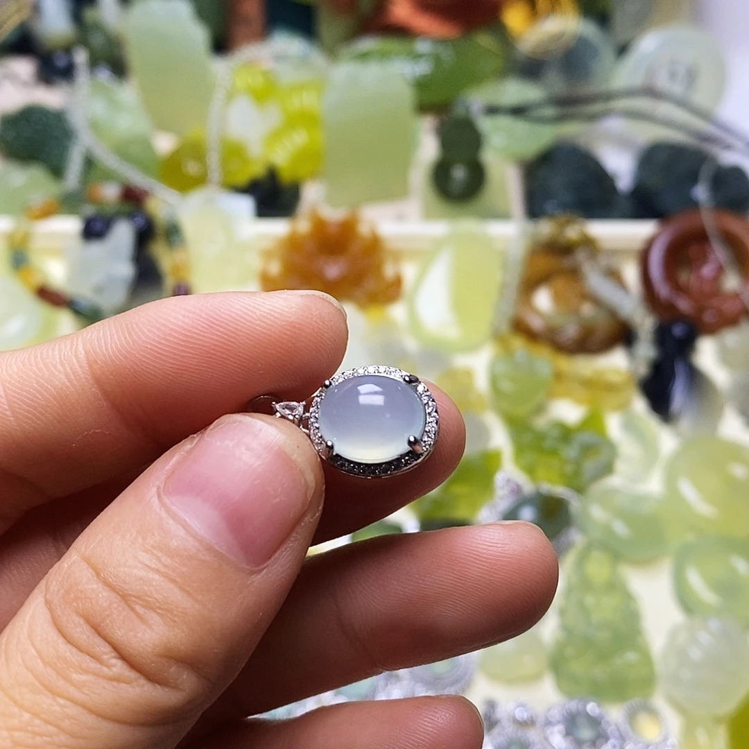 未镶嵌蛇纹石玉颈饰芈