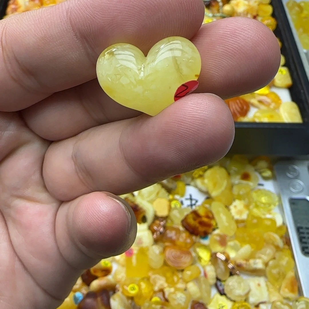 琥珀未镶嵌裸石1.88克有瑕