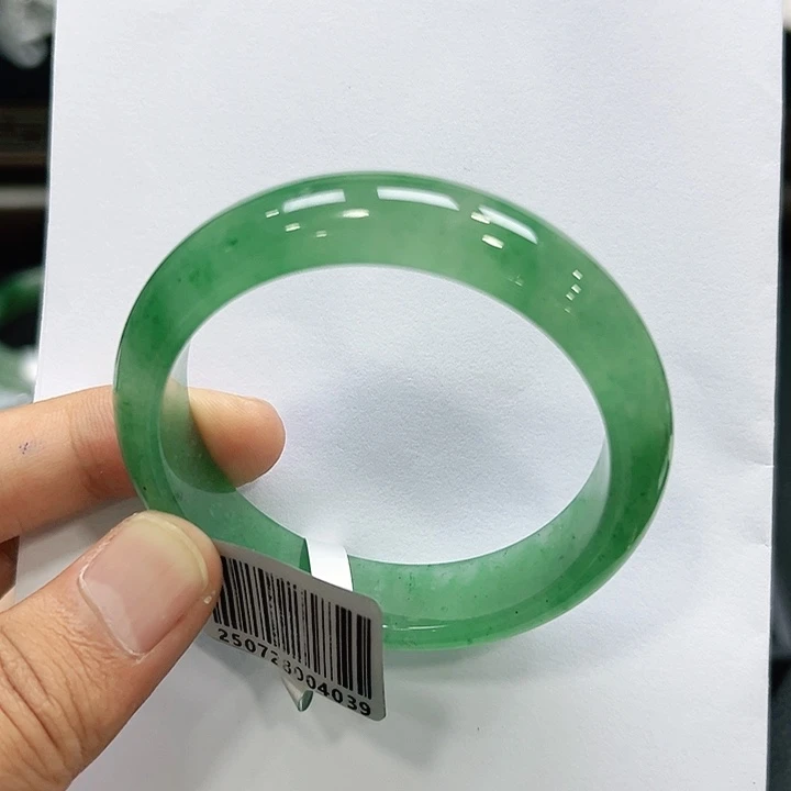 未镶嵌手镯石英质玉（非洲翠）
