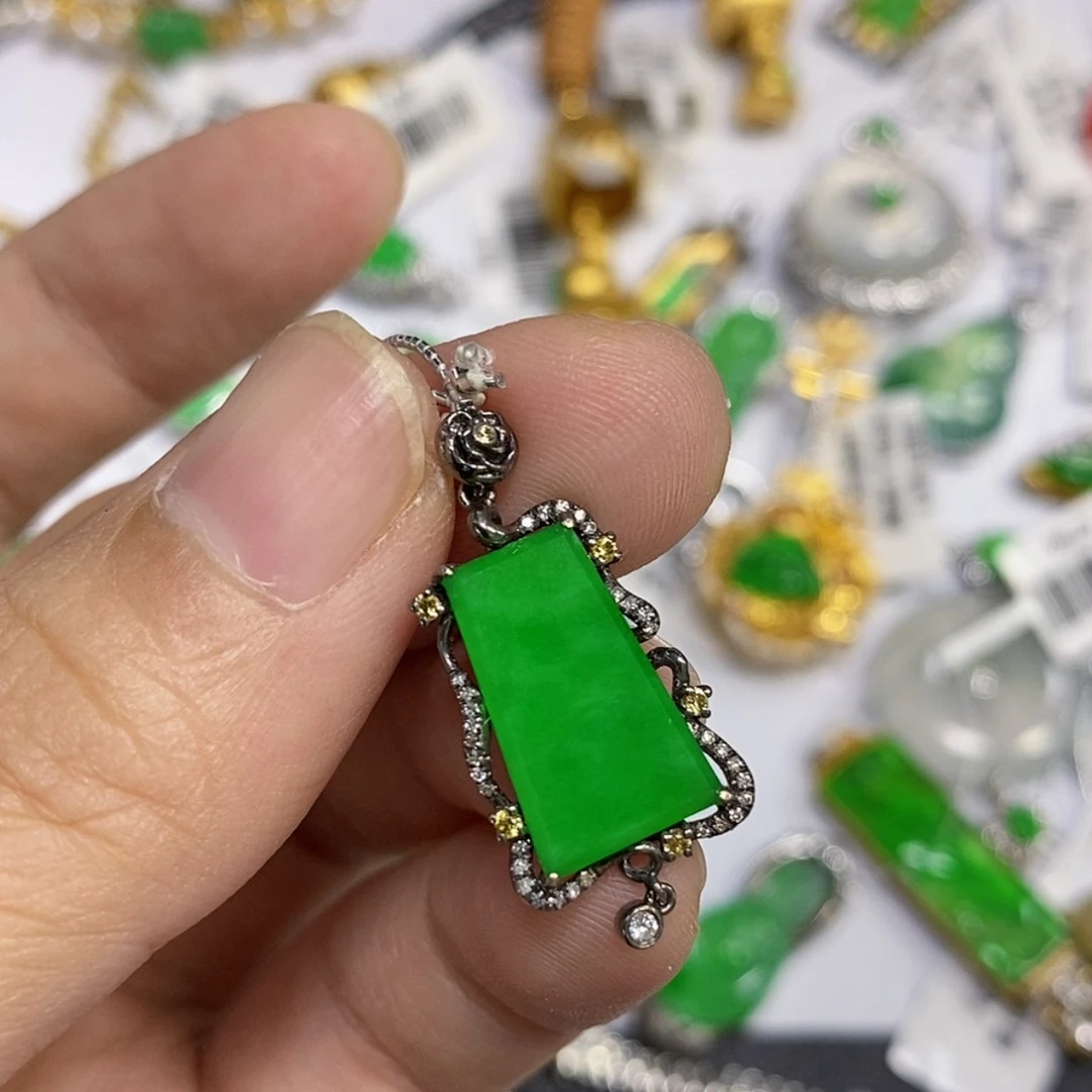 【闪购商品】颈饰18K金镶嵌翡翠?*吊坠