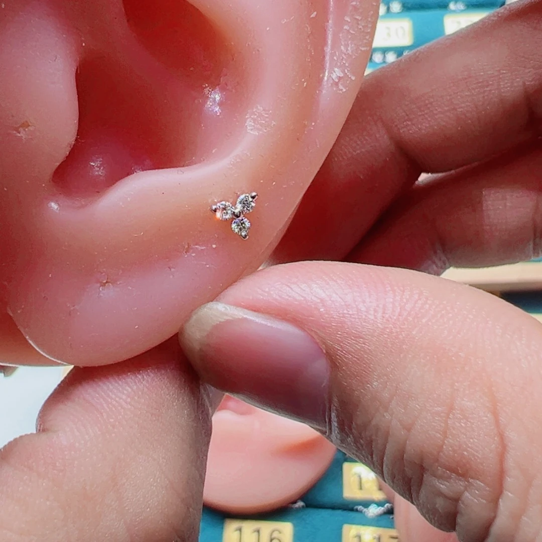 钻石耳饰18K金镶嵌爱****?三钻耳钉螺丝款K白