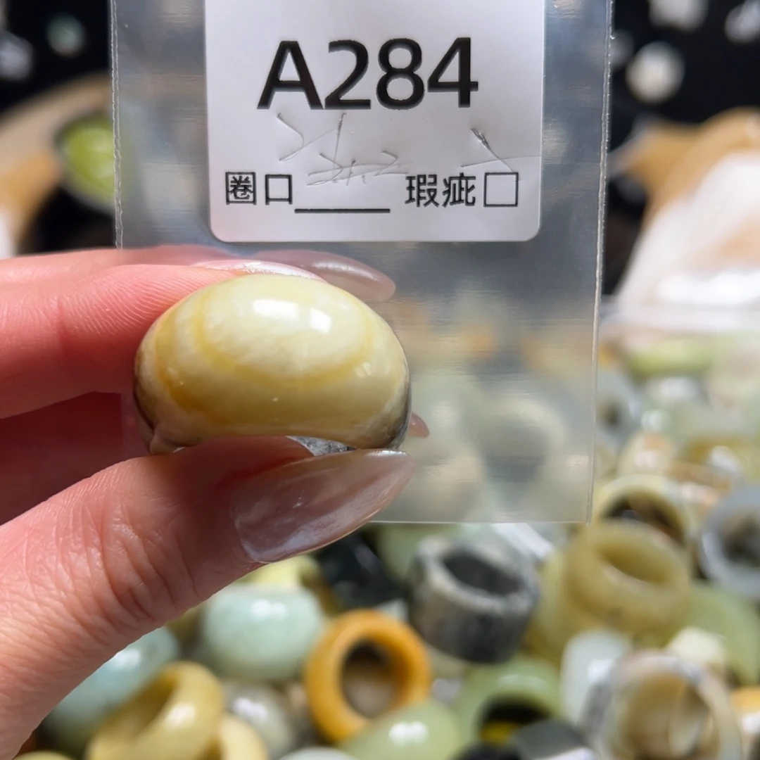 在***上蛇纹石玉未镶嵌戒指