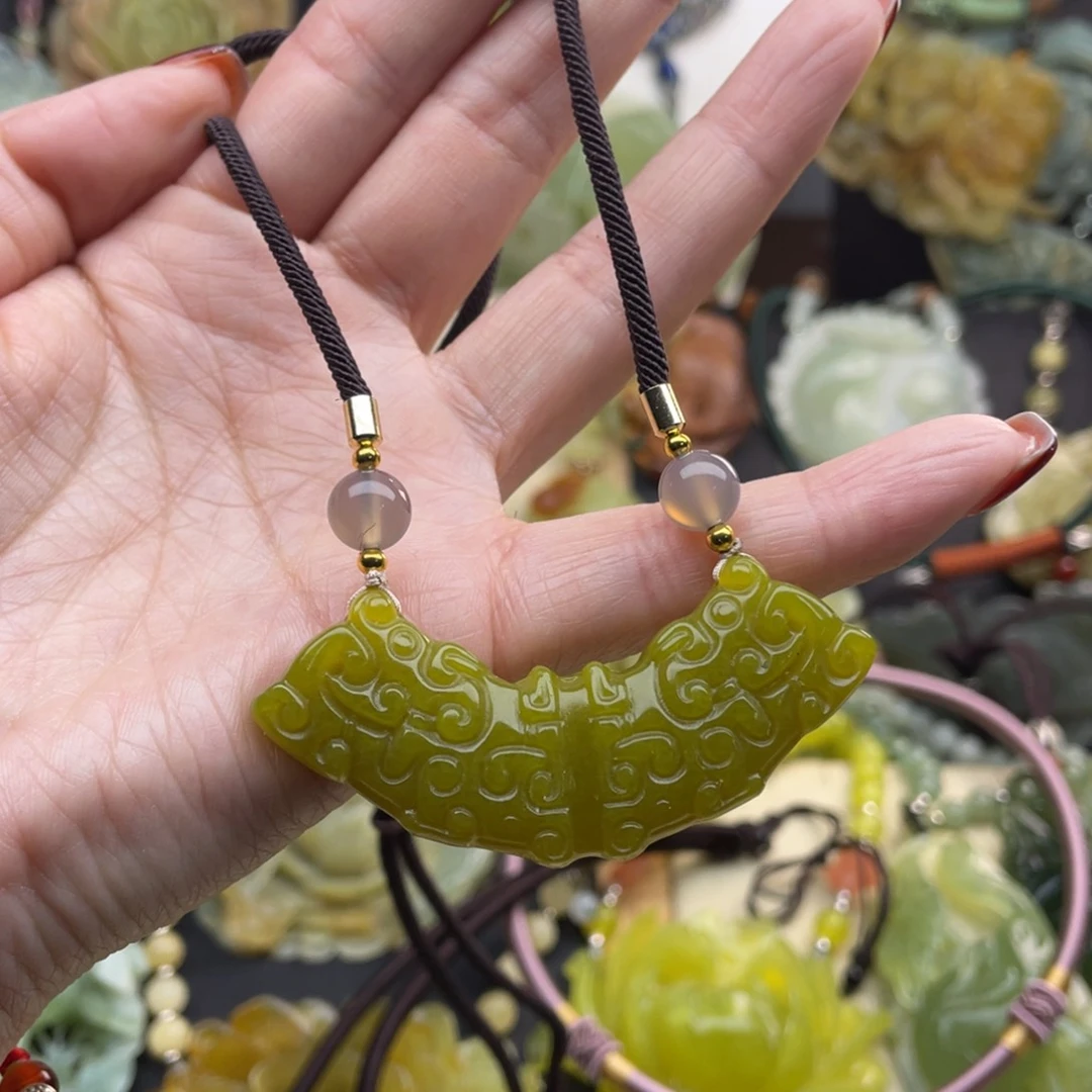 蛇纹石玉颈饰未镶嵌